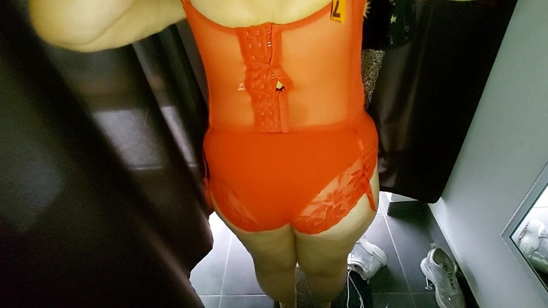Sexi Ledy: Nyonya montok di ruang pas