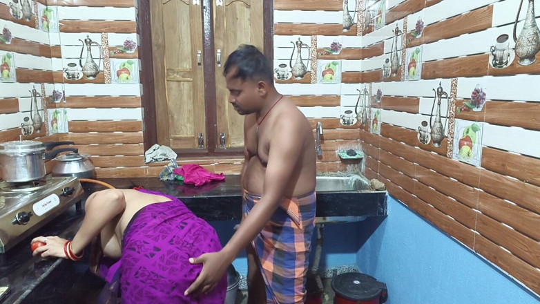 Sona bhabhi: Sesso hard-core in cucina casalinga indiana dall'amico di suo marito