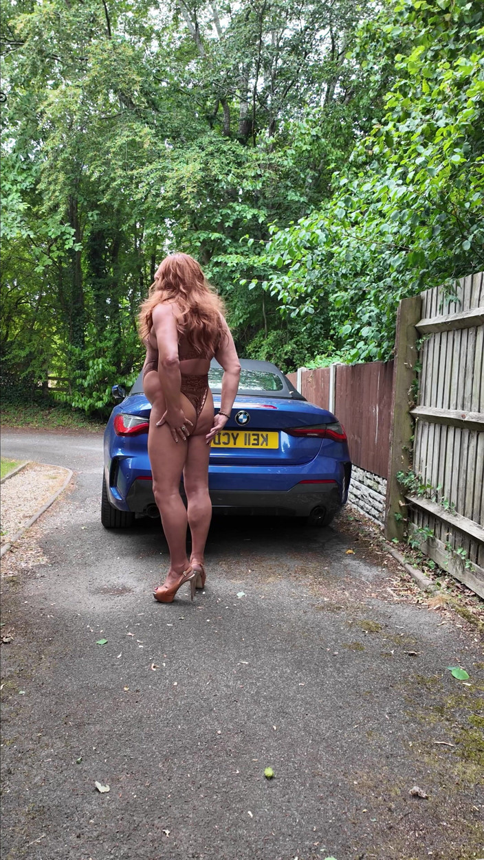 Kelly CD 2022: Sexy Crossdresser Kellycd2022 in Brown and Gold Swimsuit and Heels