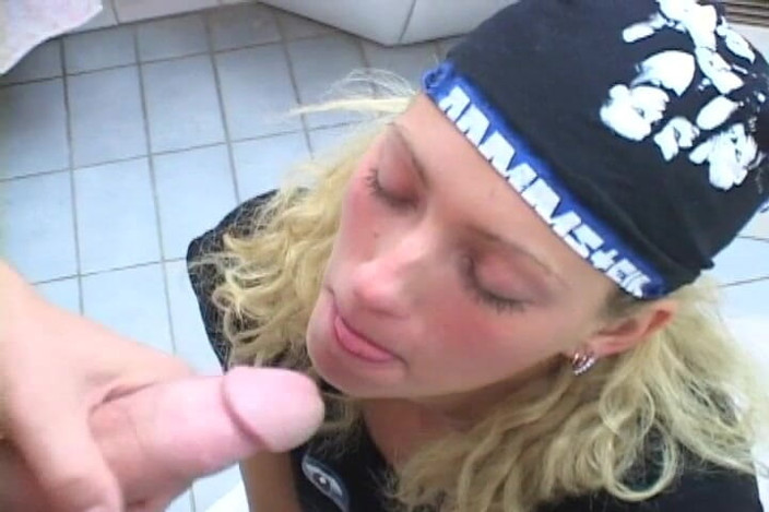 Russian Anal Initiation: 괴물 자지를 깊숙이 따먹는 젊은 금발 슬라빅 귀염둥이