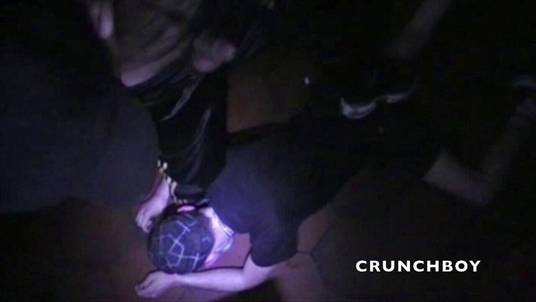 Sneaker gay: Scarpe da ginnastica estreme e calpestare la sottomissione in backroom