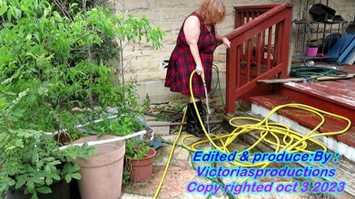 BBW nurse Vicki adventures with friends: Caminhada sexy no jardim e limpeza da bagunça