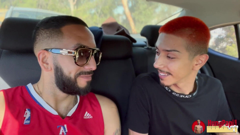 Hung Papi: Foda no carro, bandidos latinos pendurados chupando meu carro dl...