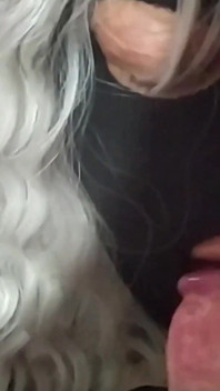 Troia tettona si diverte a succhiare tre cazzi che le riempiono la bocca di un sacco di sperma caldo.