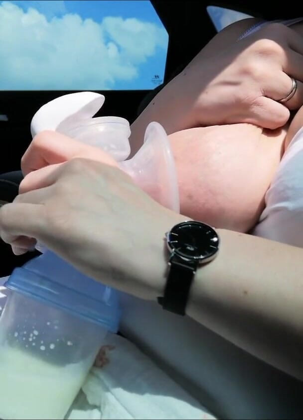 Lily_Lacto: Je pompe mes seins de lait vides dans la voiture