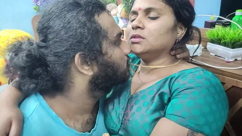 Vaigavarun45: Servitoare Mallu și șeful romantism fierbinte în bucătărie și futai în dormitor, servitor indian se...