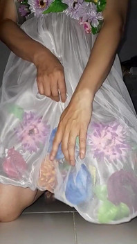 Melancap memakai pakaian pengantin comel