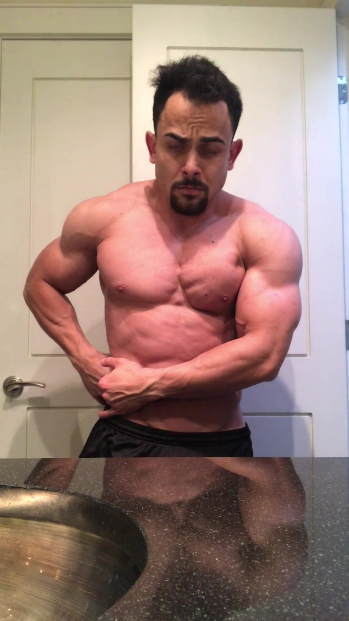 Benji Bastian: Jacked kulturista Benji Bastian protahuje své obrovské, roztrhané svaly