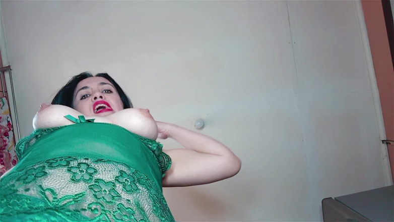 Kellyhotstepmom: A Giant Stepmother Devours You in the Kitchen - POV