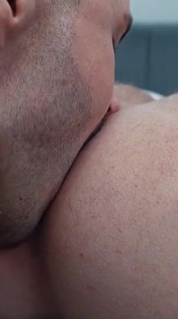 ルームメイトのケツ穴を食べて、生ハメでファックする