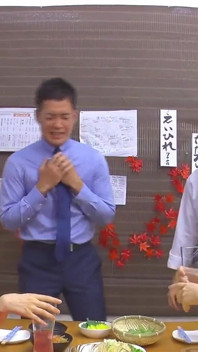 Deux femmes matures qui entrent dans l’Izakaya, un point d’accès pour des rencontres 3-5