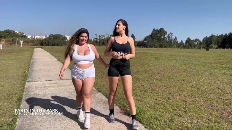 Busty BBW Latinas: Vollbusige bBW-lesben haben sex in einem park