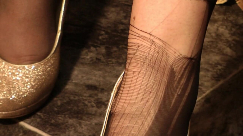Anna Devot: Annadevot - I hate ladders : ( - Pantyhose destroyed :)