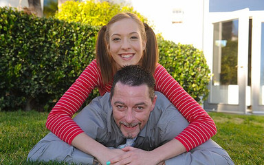 Family Strokes: Wajah gadis remaja manis ini dicrot sperma setelah sesi ngentot...