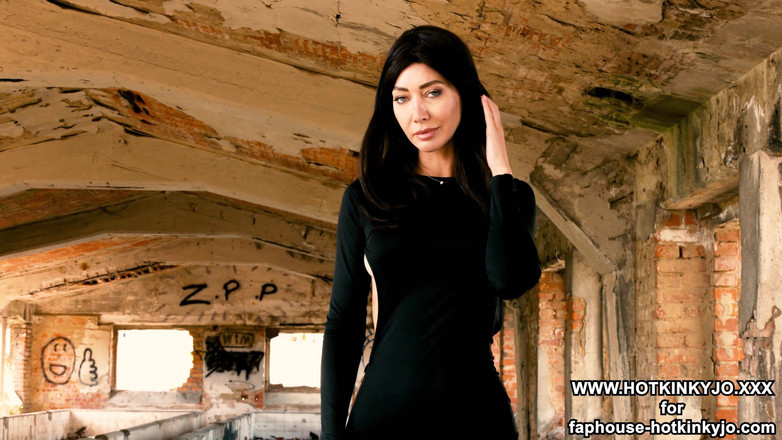 Hotkinkyjo - ALEXVOD (pay per video): Hotkinkyjo se fiste le cul dans une usine abandonnée et...