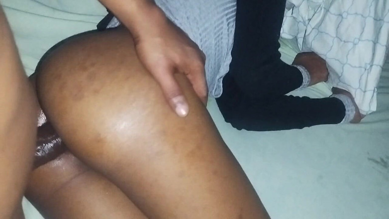 Island Bratz: Üvey baba üvey annemin sadece götümü sikip sikmeyeceğini bilmediğini söylüyor