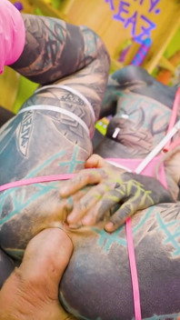 Cewek nakal hippie yang lagi sange ini di-anal habis-habisan sampai mengerang keenakan