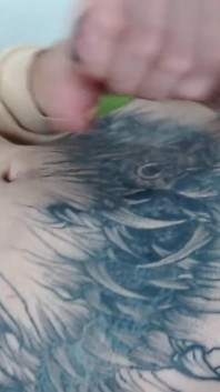 Il giovane tatuato si masturba fino a quando non viene