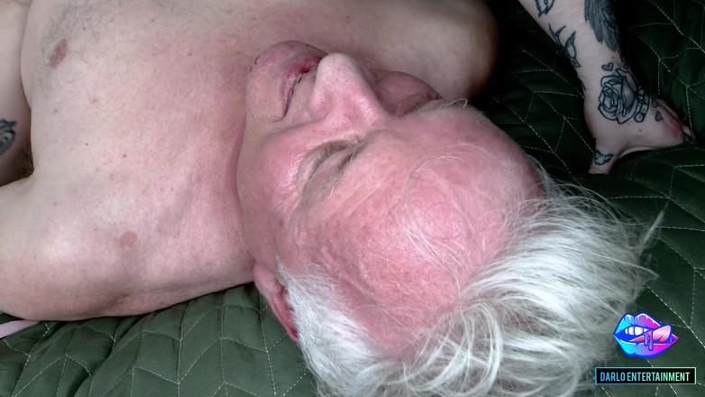 Darlo ent: Old vs young - il maggiordomo cattivo prega alcune bellezze