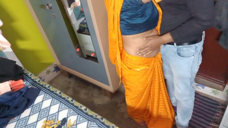 Manjushukla: Дуже красива бхабхі в жовтому сарі