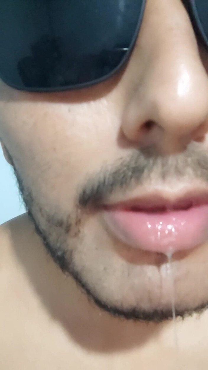 Hornyboy2058: Alfa adam tükürüyor ve aşağılıyor