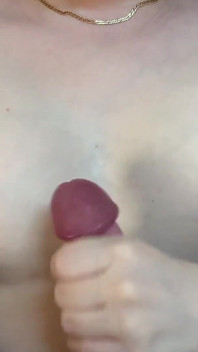 Piękna brunetka z dużymi piersiami uwielbia ssie kutasa!