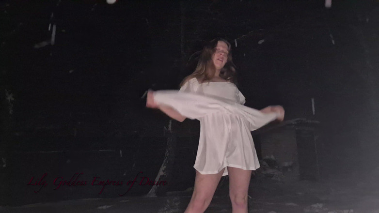 Lily, Goddess of Desire: Söt tonåring visar sin kropp utomhus