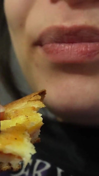 Kolacja pizzy Giantess ma dziki zwrot Mały człowiek staje się topping