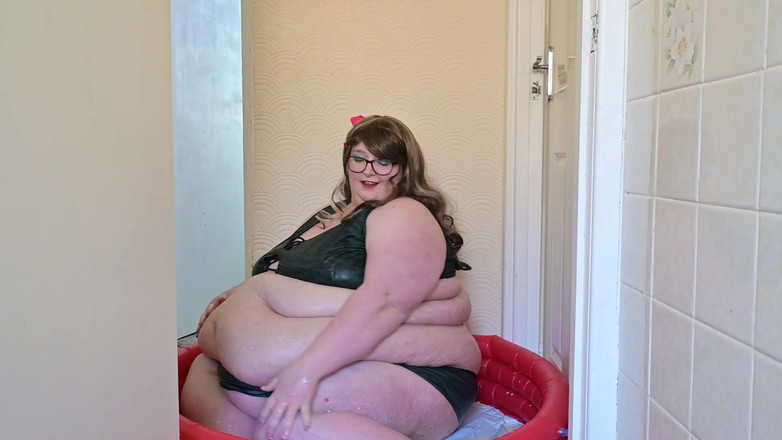 SSBBWLadyBrads: Otroligt fet i paddlingspoolen med mjölk