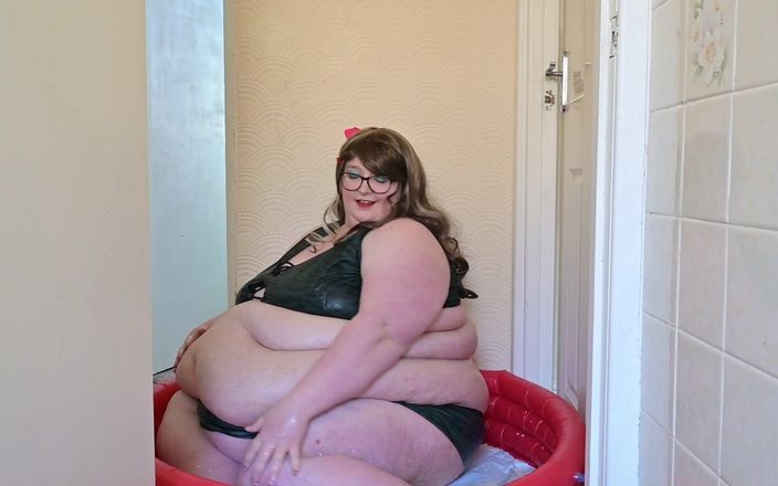 SSBBWLadyBrads: Verbazingwekkend dik in het kinderbad van melk