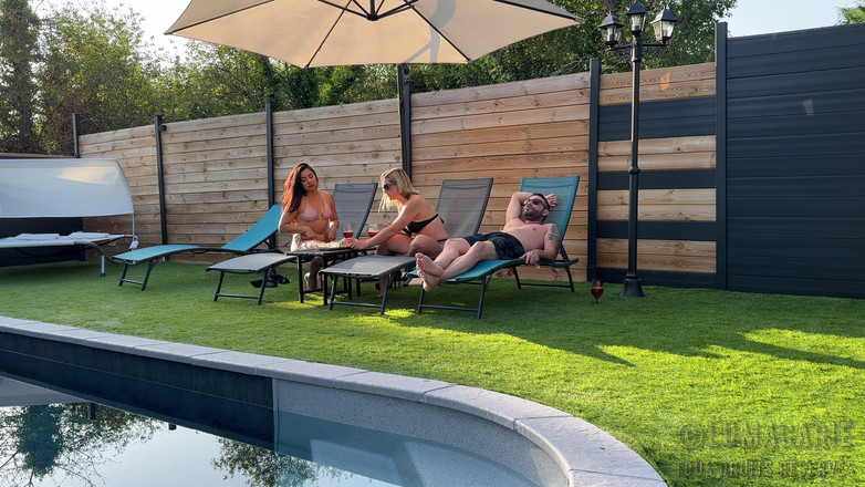 Lumacarie: Marie E Lucas Lumacarie Mexem Com Adelie Perto Da Piscina