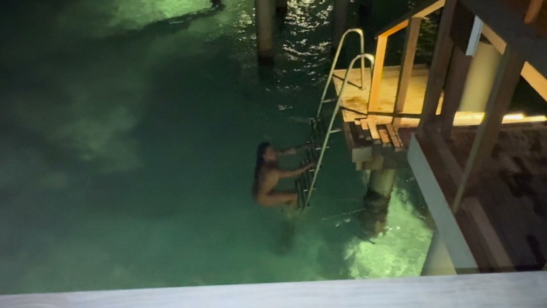 Temptress Lexa: La ragazza nuda dell'isola nuota nell'oceano