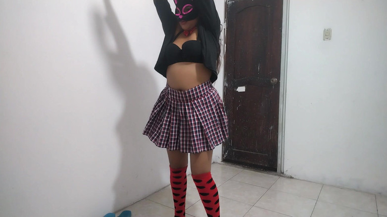 NEGRITA SEXY: Грудастая студентка сексуально танцует в своей квартире, она 18-летняя брюнетка