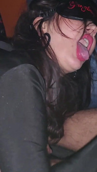 Istri nakal ini di-gangbang habis-habisan sama kontol besar di bioskop