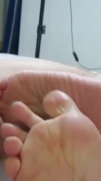 Eu vou esfregar seu pênis com minhas pernas e você vai ejacular