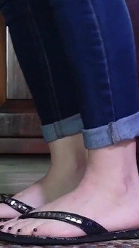 Saya Tahu Awak Sedang Memukul Batang Awak Ke Bunyi Flipflops Terdedah Tua ini