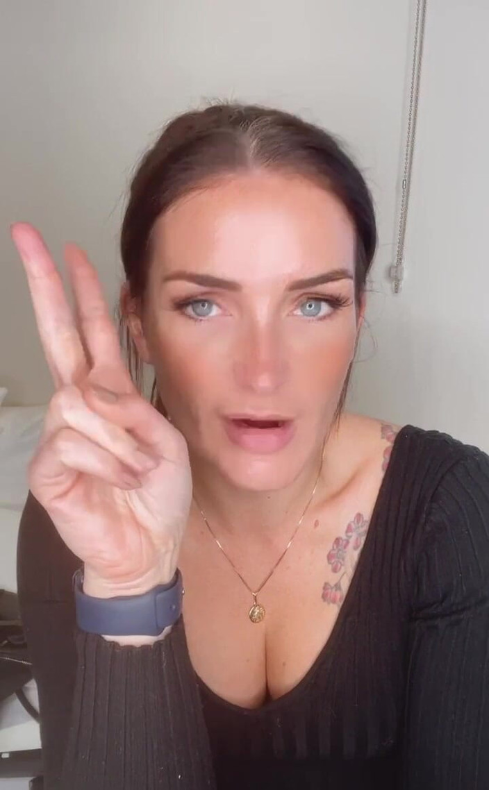 Adreena Winters: Velmi se těším, že na mé stránce vyhlásím novou soutěž! Poslouchejte...