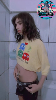 Carlezinha - donna trans perversa nuda con i tacchi, si masturba freneticamente gemendo come una cagna.