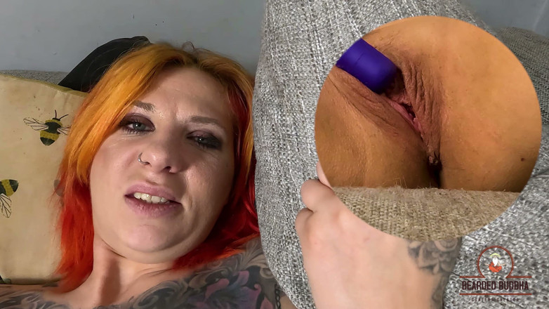 Bearded Buddha: Dövmeli kızıl saçlı tek başına mastürbasyon scarlett love mor vibratörle...