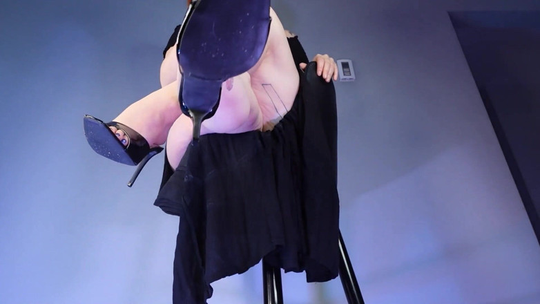Deanna deadly: ไขว่ห้าง JOI และยั่วด้วยรองเท้าแมวมืดสีดำ