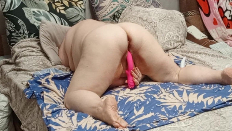 Zona901: Vecina își masturbează pizda înainte de sex