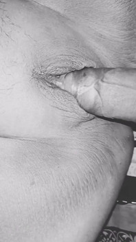 Pieczęć dziewczyny została złamana po raz pierwszy i zaczęła mieć ból w pochwie wideo porno