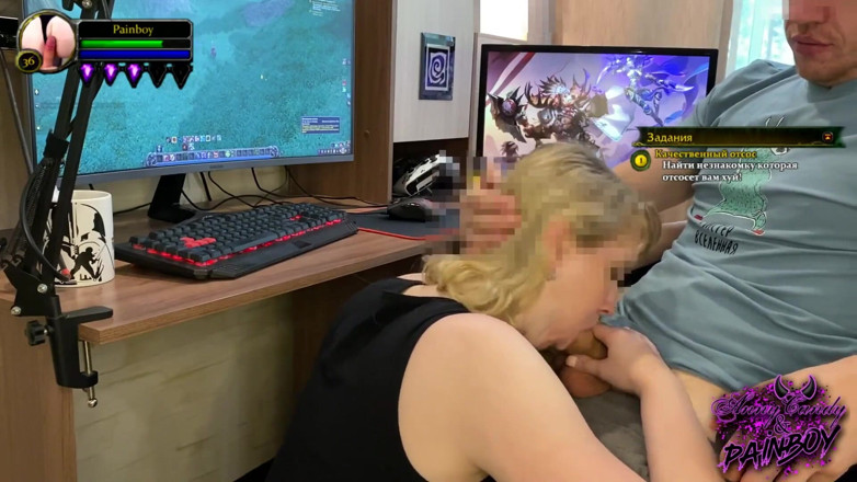 AnnyCandyPainboy: Une fille suce une bite en jouant à World of Warcraft