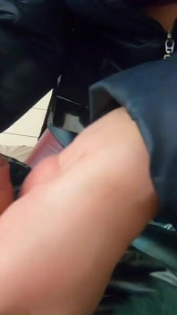穿着毛皮连帽的河豚夹克时深度口交 202