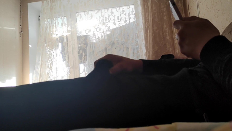 Auff: Masturbându-se acasă în chiloți și urmărind filme porno
