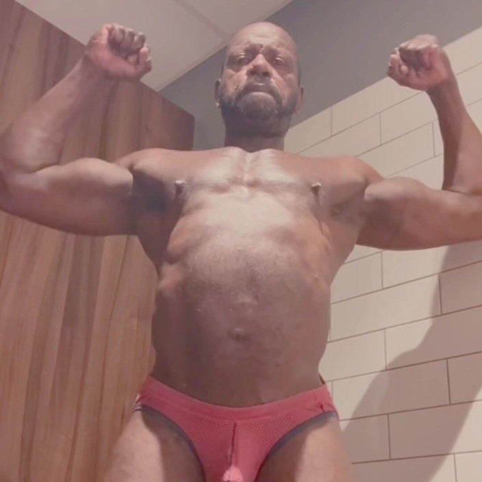 Black mature muscle Brody Richardson: Kas Esneme, Oyuncak Üstünde Binme, Sopalama Ve Tek Başına Büyük Memeli...