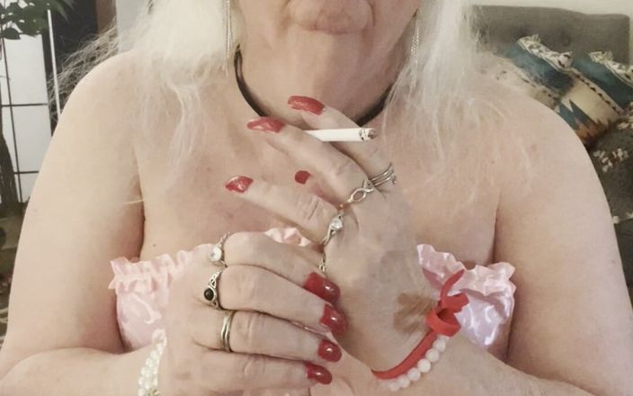 Constance: Sikanie na różowo i palenie