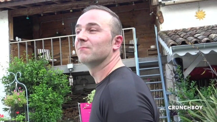 Gaybareback: Настоящую француженку трахнул папочка на улице