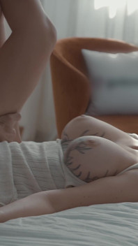 Pourquoi une belle-mère aide son beau-fils vierge à la perdre avec une pipe ? Elle a très envie de se faire baiser en missionnaire !