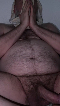 Adorar la barriga grande y peluda y oler los calzoncillos amarillos